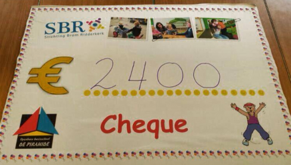 OBS de Piramide haalt € 2.400,- op voor Stichting Bram
